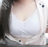 （反差大奶妹）新聊的大奶妹，直接让她露脸调教她。胸很大，天生的小母狗。1