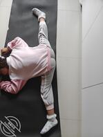 女儿在练习一字马，看起来屁股变翘了不少1