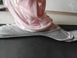 女儿在练习一字马，看起来屁股变翘了不少2