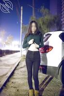 就喜欢把逼漏出来---小姐姐夜晚露出被三个路人给草了，这是该有多骚