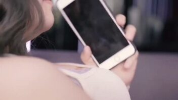 上-绿帽男友刚走，白嫩坦克白虎妹子就赶紧叫想好的来艹，射一脸