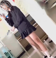 偷拍坐姿JK小姐姐，户型清晰可见