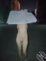 天气暖和了，户外露出1