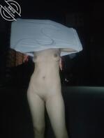 天气暖和了，户外露出2