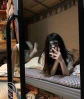 反差女友天天在宿舍发骚照诱惑我，鸡巴涨的不行，互享女友的来