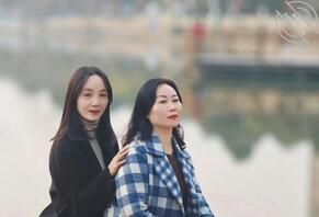 想和大家一起操妈妈的骚笔1