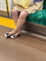 地铁脚尖加固肉丝少妇挑鞋勾引