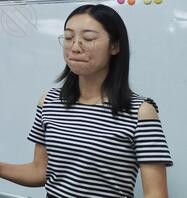 偷拍清纯表姐上厕所1