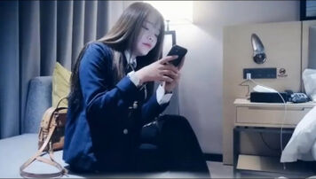 红唇花臂妹子啪啪张开双腿按着大力猛操!（进群约炮）