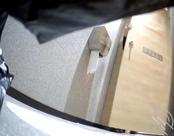 偷拍短发同事聚餐时尿尿的大屁股1