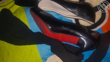 闻着妈妈的黑丝连裤打胶红底高跟0