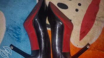 闻着妈妈的黑丝连裤打胶红底高跟1