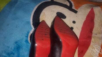 闻着妈妈的黑丝连裤打胶红底高跟2