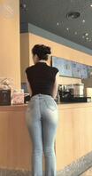 奶茶店买东西的，牛仔裤极品大屁股美女 偷拍0