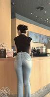 奶茶店买东西的，牛仔裤极品大屁股美女 偷拍1
