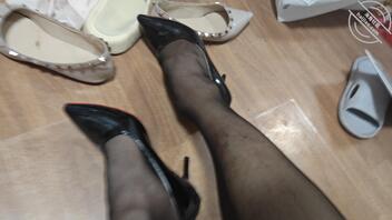 偷穿嫂子黑丝高跟射满鞋，想着她踩我精液上班...2