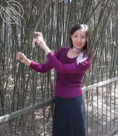 早期在济南泉城广场，大明湖等照片，线上找她的资料