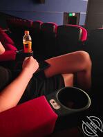 约妹妹出来看了电影,并用手摸了几下大长腿0