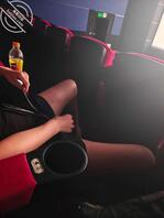 约妹妹出来看了电影,并用手摸了几下大长腿1