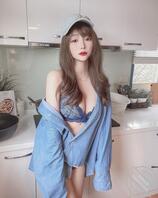 性感辣妹Betty胸前風光太辣，眼神與清新氣質一秒讓人戀愛！2