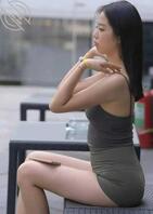 街头短裤女神 “灰调杀”！她穿搭细节炸场，好身材藏不住！1