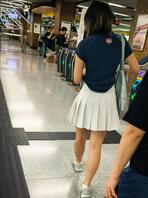 地铁站里的美腿