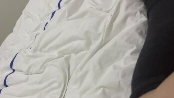 单男用自慰棒挑逗老婆，把老婆爽上天，跟单男对话，喜欢的可以看要求