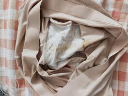 潜入00后单身白领的出租屋，意外发现小姐姐丢到垃圾桶的原味内裤2