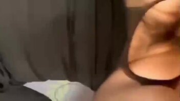 与美女邻居偷情的时候她老公打电话查岗，边接电话边挨操巨刺激