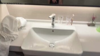 原创:偷情美胸表妹差点被发现,化妆镜前抽插,把她按在窗台上的时候真是绝了