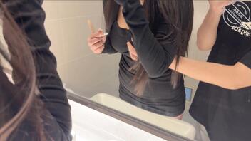 原创:偷情美胸表妹差点被发现,化妆镜前抽插,把她按在窗台上的时候真是绝了0