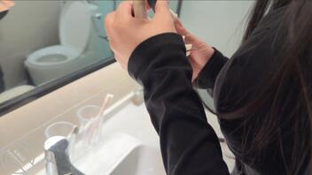 原创:偷情美胸表妹差点被发现,化妆镜前抽插,把她按在窗台上的时候真是绝了1