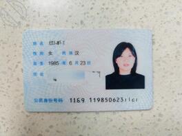 共用一个小玩具的两个小阿姨