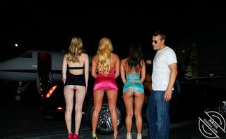 豪华私人飞机上的性派对：花钱雇三个高挑性感模特轮流操