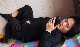 大嫂费喜静在我面前整只手伸进去挠她的臭骚逼，被我哥艹有的炎症了？0