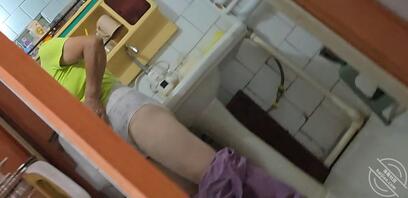 大姨上厕所不关门1
