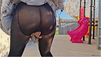 （堕落嫂子23）嫂子穿着厚黑带着假鸡巴暴露