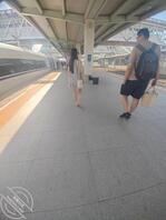 高铁站偷拍的美腿美脚 1