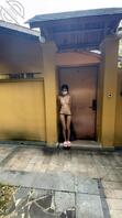 就喜欢把逼露出来---某特女神温泉山庄全裸人前露出72