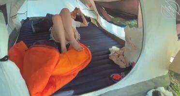 带刚调教好的大学小女友露营,野外爆操0