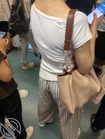 同行一起走的美女