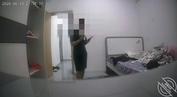 8.上次偷拍妈妈洗澡,这次偷拍妈妈换衣服,一如既往的清晰看到妈妈的大奶0