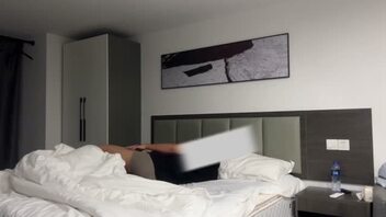 意外和老妈睡在一起，母子