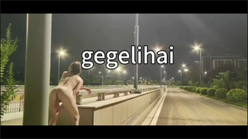 对面全是车，她说，想要被大家羞辱大屁股