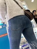 偷拍紧身牛仔裤，屁股真圆