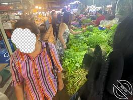 听到你们说的评论,我恨不得刮光妈妈的逼毛,吸她的阴蒂,射到她的嘴里!0