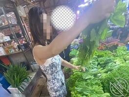 听到你们说的评论,我恨不得刮光妈妈的逼毛,吸她的阴蒂,射到她的嘴里!1