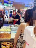 听到你们说的评论,我恨不得刮光妈妈的逼毛,吸她的阴蒂,射到她的嘴里!2