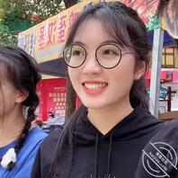 欣赏一下眼镜骚逼的裸体，欢迎评价0