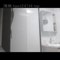 （原创）和小姨一起洗澡，刚插进她逼里，姨夫突然回家…吓得我直接躲进衣柜里